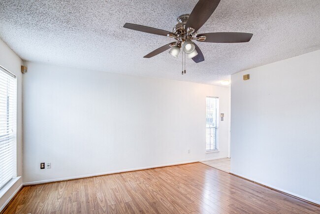 Foto del edificio - 3919 Fairmont Pkwy