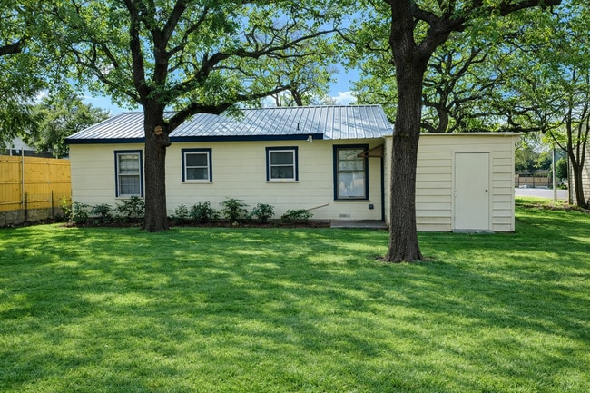 Building Photo - 113 E 2nd St