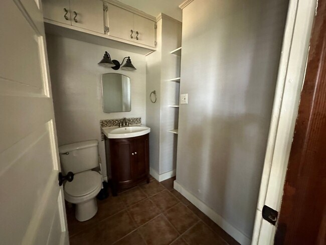 Foto del edificio - Introducing a charming 2-bedroom, 1.5-bath...