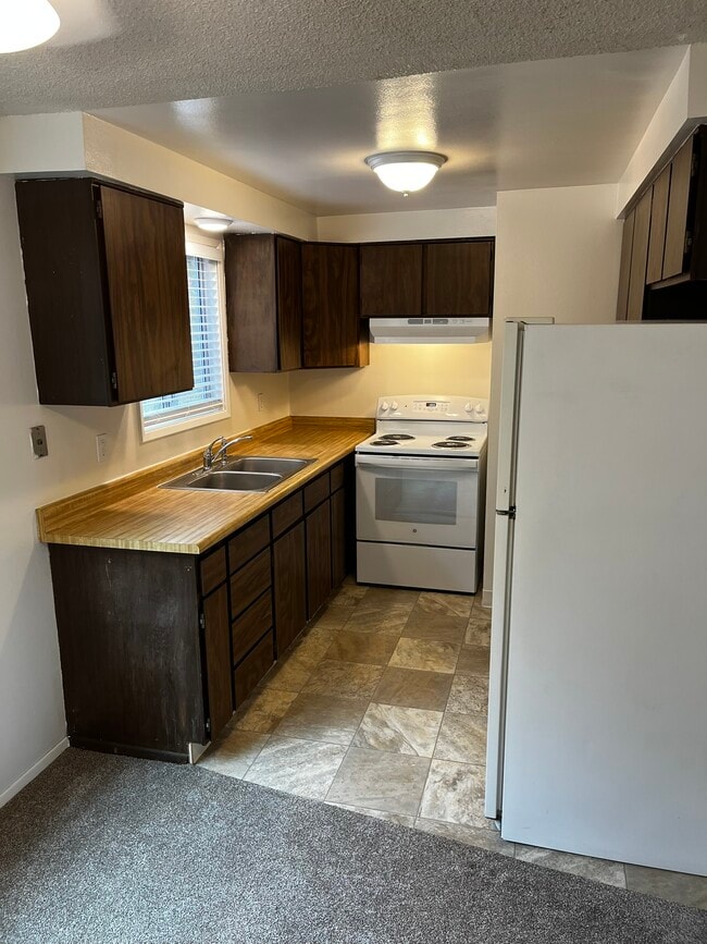 Building Photo - 567 Fairview St