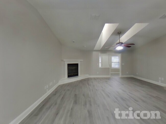 Foto del edificio - 8127 Creedmoor Dr