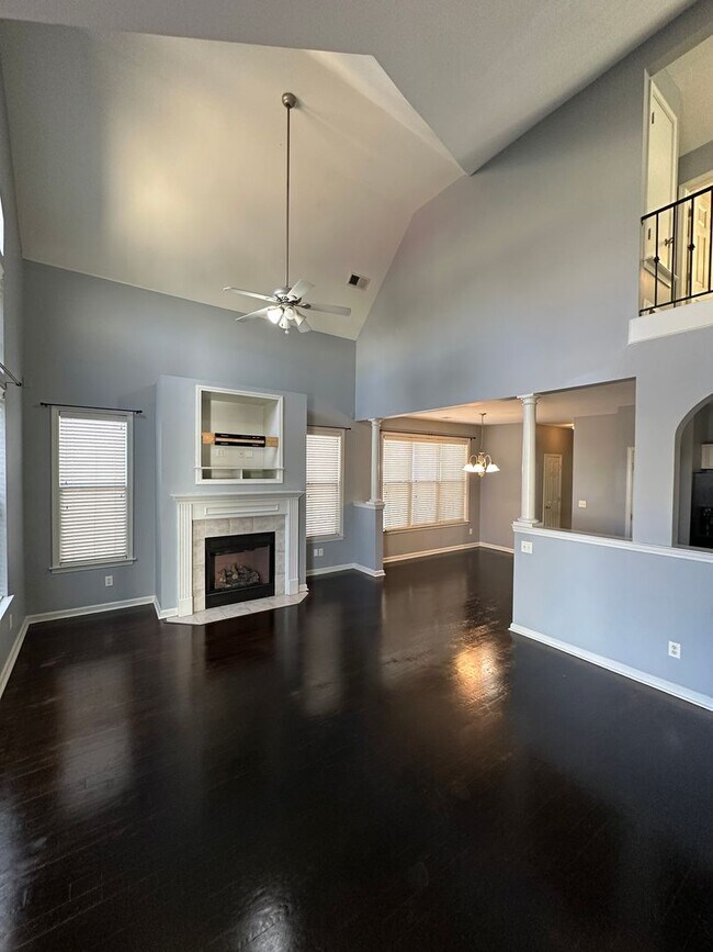 Foto del edificio - Move In Ready! Newly Refinished Floors! Upgraded Fixtures!