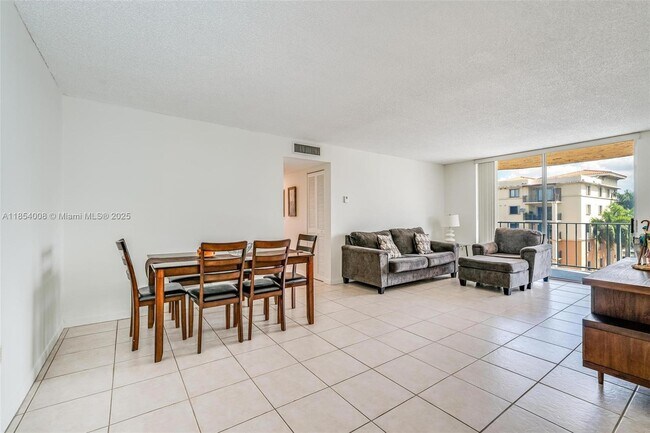 Building Photo - 9310 Fontainebleau Blvd