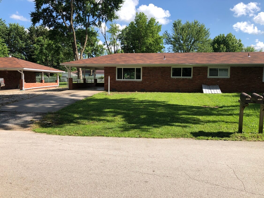 1412 W Pine St, Bolivar, MO 65613 Townhome Rentals in Bolivar MO