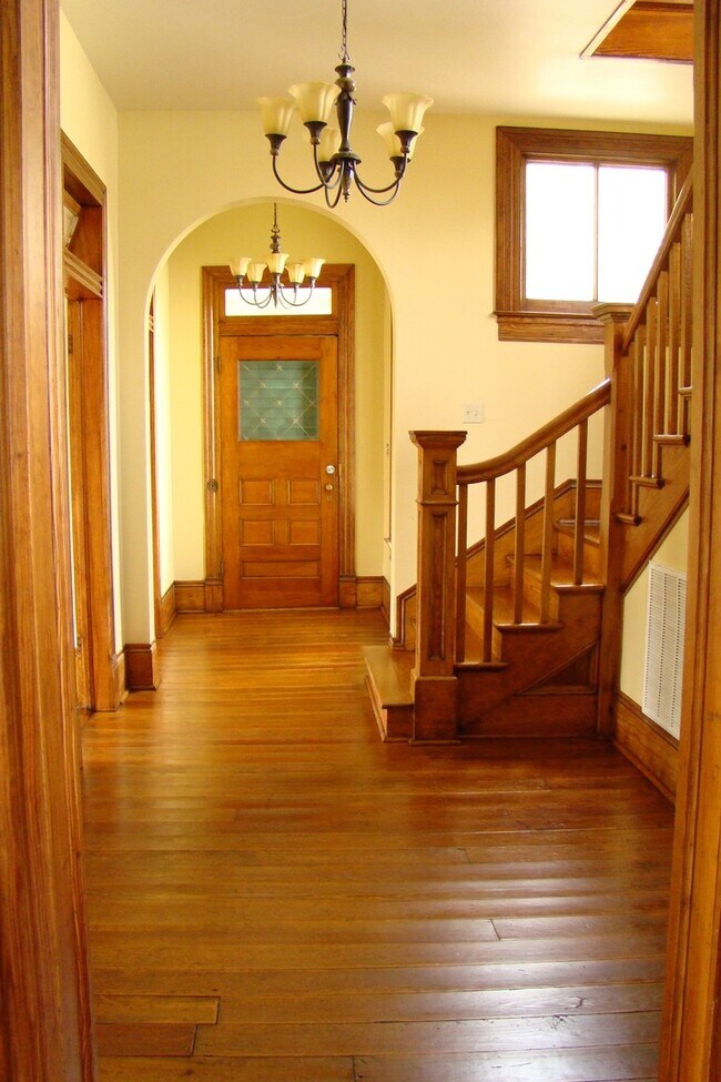Building Photo - Large Two Story Victorian with Fenced yard...