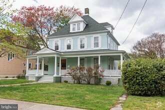 Building Photo - 205 Oakley St