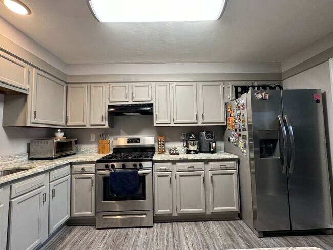 Building Photo - Welcome to this stunning 4-bedroom "ASK AB...
