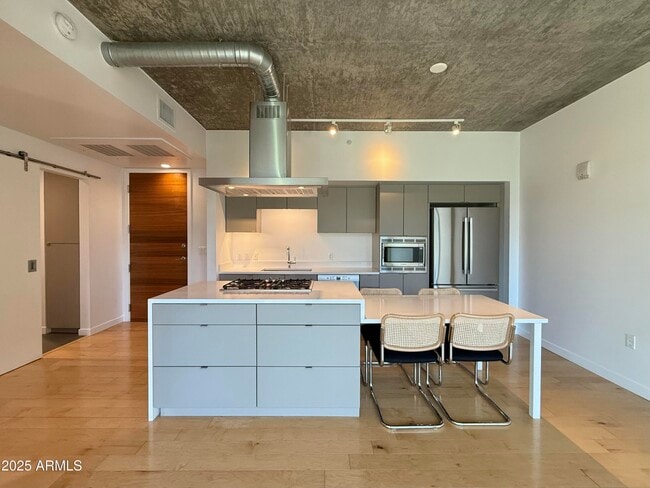Foto del edificio - 100 W Portland St