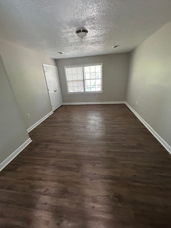 Building Photo - Spacious 3 bedroom 3 bath home for rent