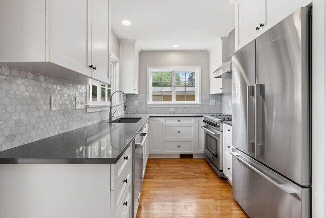 Building Photo - Sunny Air Conditioned Mercer Island Charmer!