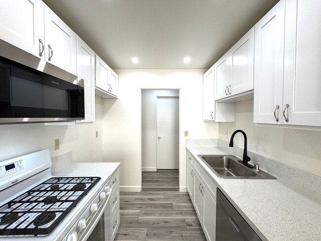 Building Photo - Cozy 2-Bedroom Condo in La Verne