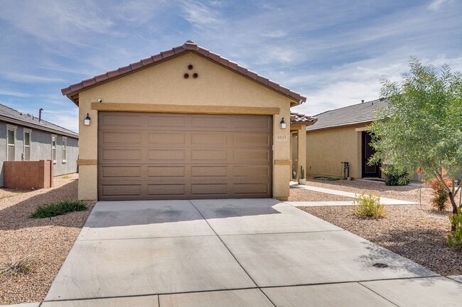 Building Photo - 3 Bedroom 2 Bathroom with Den/Office