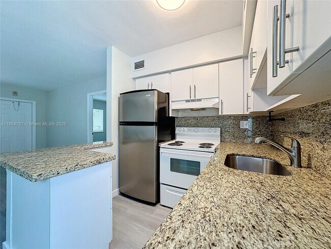 Foto del edificio - 901 NE 18th Ct