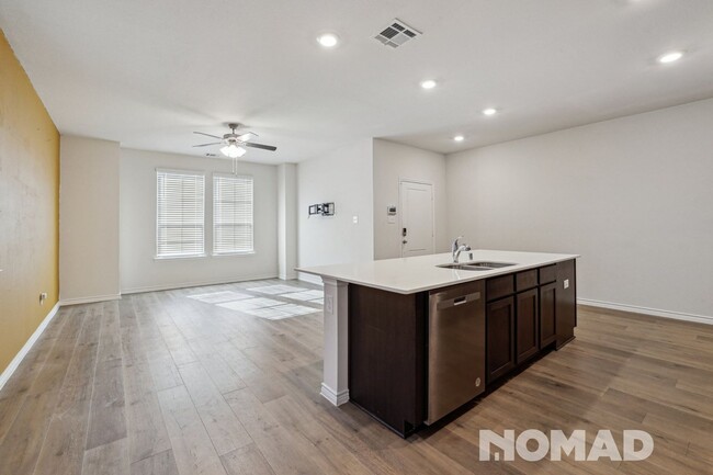 Foto del edificio - Stylish 3-Bedroom Townhome for Lease in Ea...