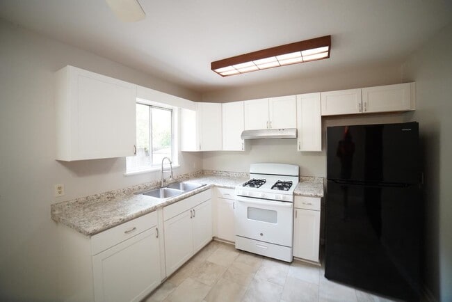 Building Photo - 1329 Blossom Cir