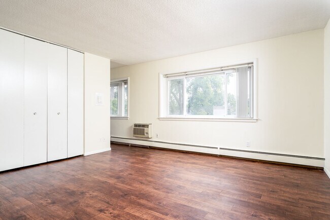 Interior Photo - 242 West Franklin Ave