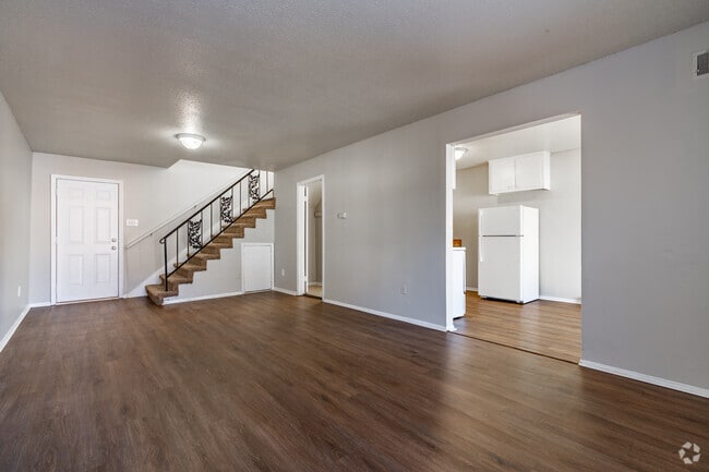 Townhouse 3BR, 2BA - 1100SF - Living Room - Colonial Village Apartments