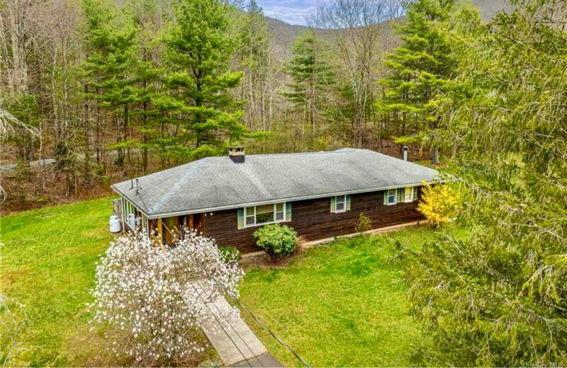 Primary Photo - 4 Willa Ln