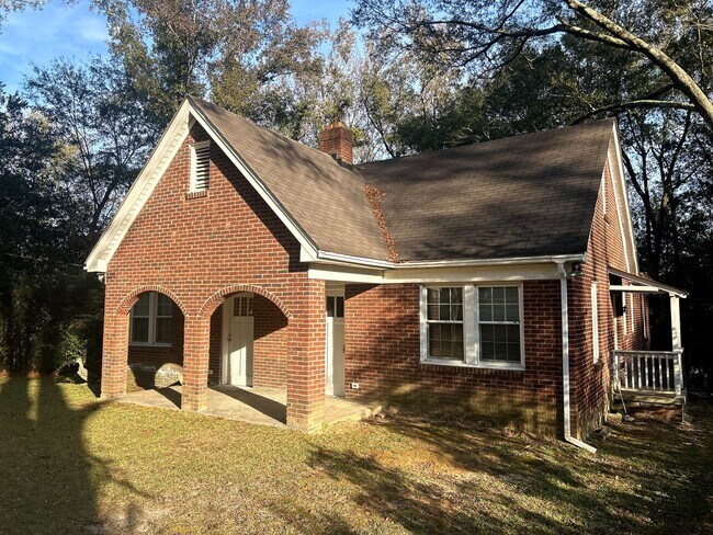 Foto del edificio - Move-In Ready Home with Spacious Backyard & Prime Location