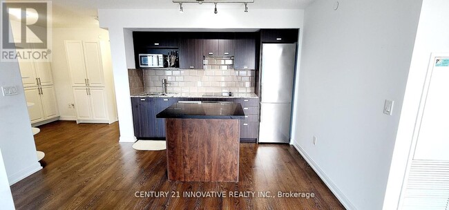 Building Photo - 275 Village Green Square