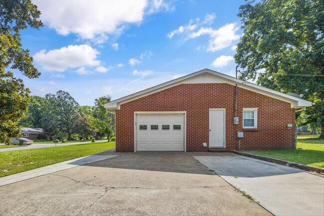 Building Photo - 600 Gale Ln