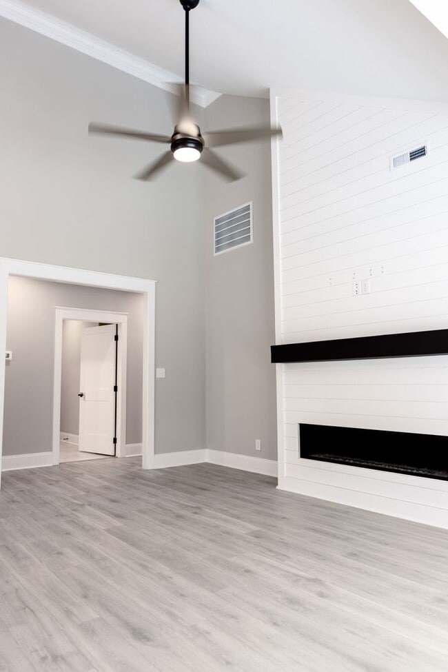 Foto del edificio - Elegant All-Brick Townhome in a Gated Comm...