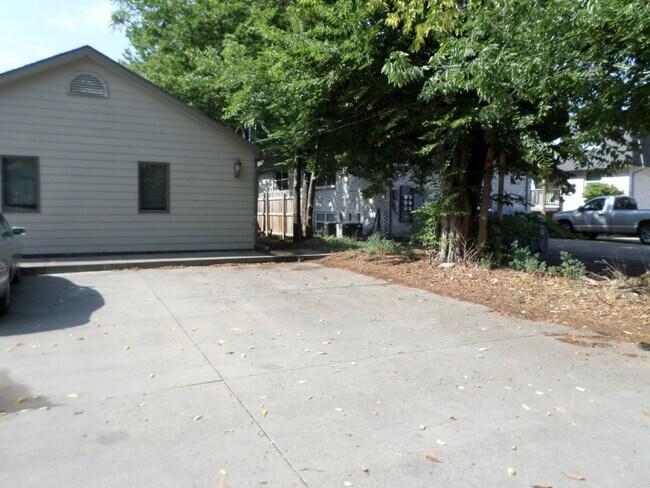 Building Photo - 4 bedroom one block from campus
