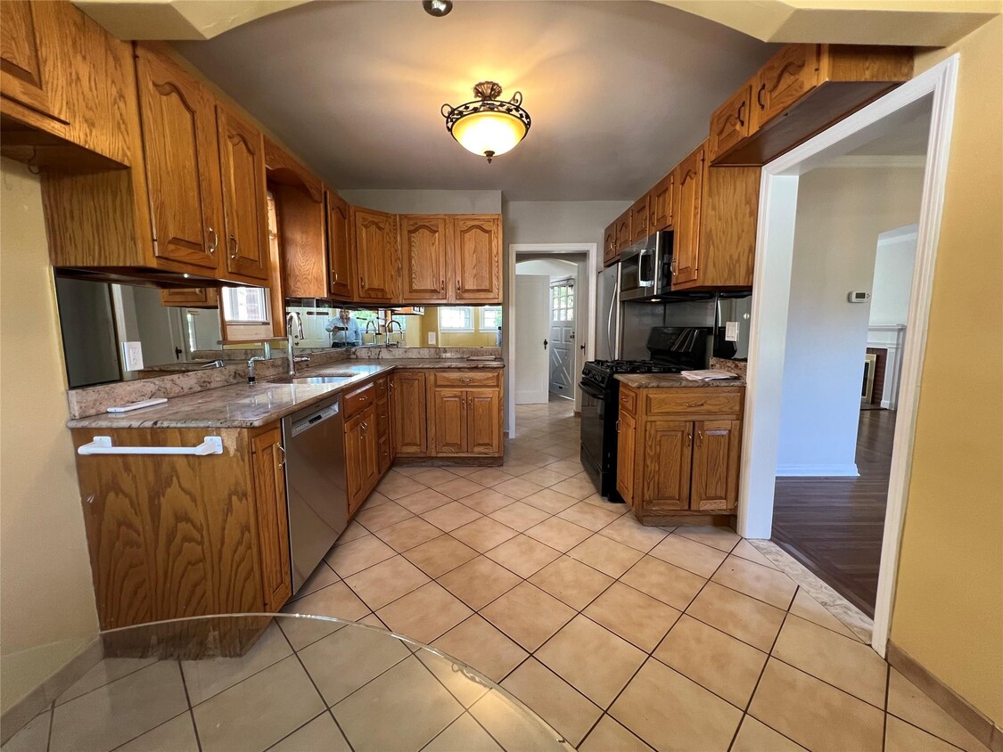 Primary Photo - 65-20 181st St