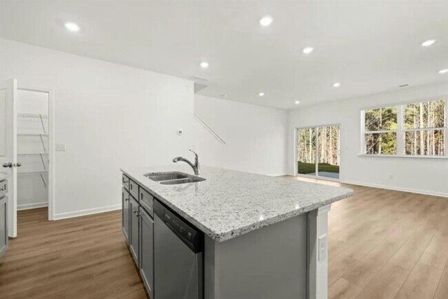 Building Photo - 132 Hazel Dr