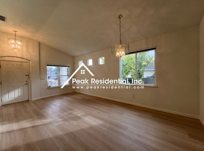 Building Photo - Updated Carmichael 2bd/2ba House With Office!