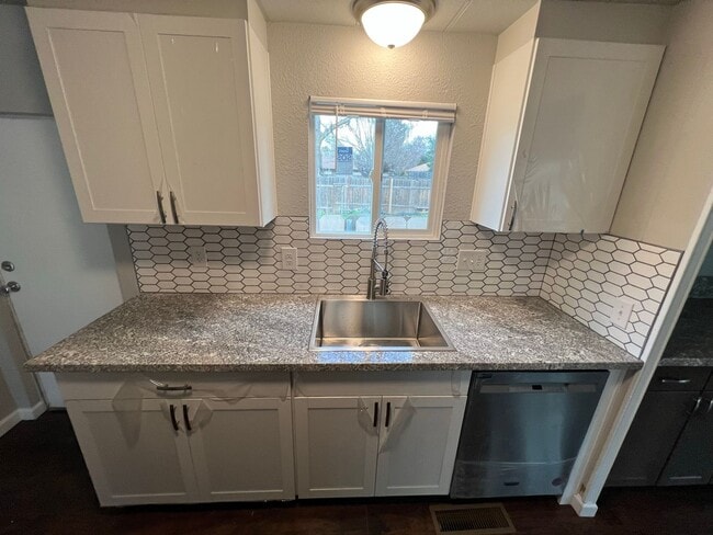 Building Photo - 2 bedroom 1 bathroom with  bonus room located in the Avenues