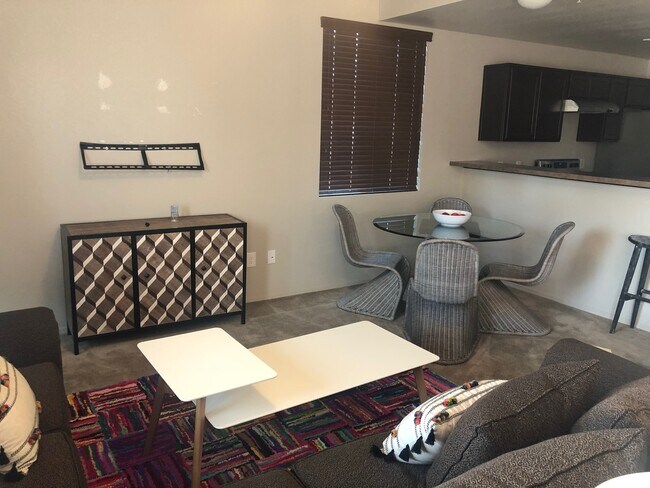 Foto del edificio - Fully Furnished- Eldorado Town Home