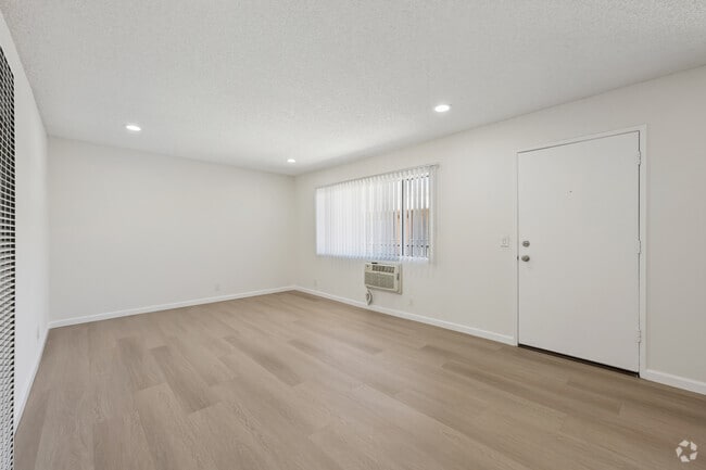2BR, 1BA - 860SF - Living Room - 5121 Klump Ave.