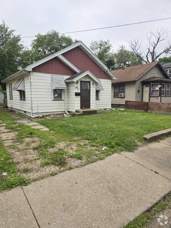 Building Photo - 2404 W Howett St