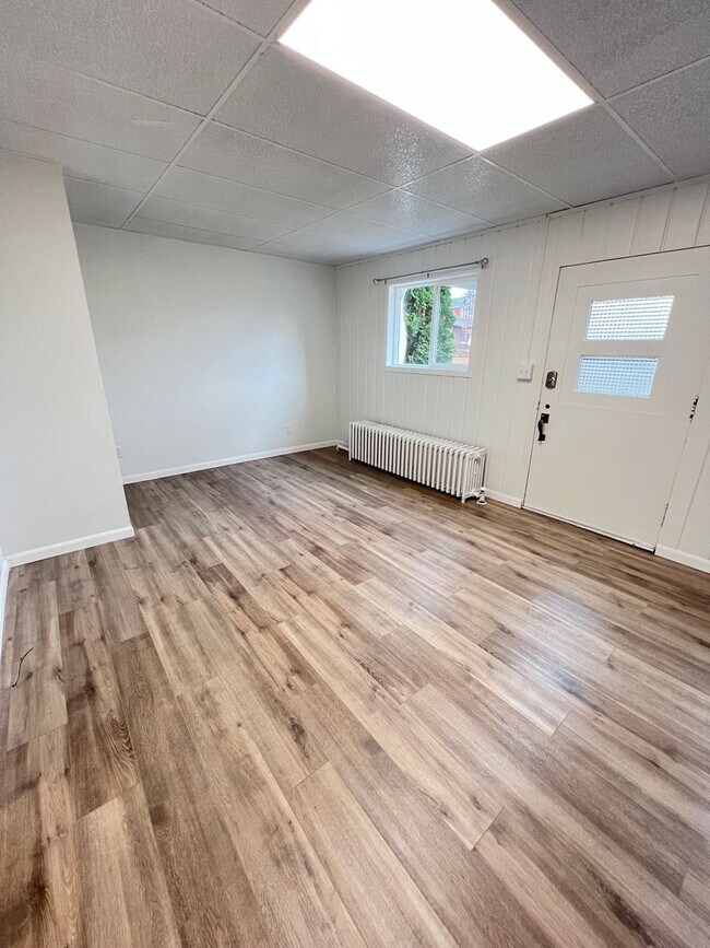 Building Photo - AVAILABLE JUNE - Fully Remodeled 2 Bedroom!