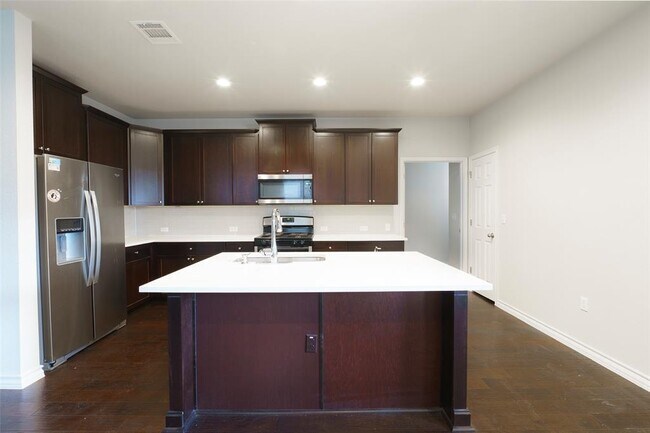 Foto del edificio - 5304 Golden Canary Ln