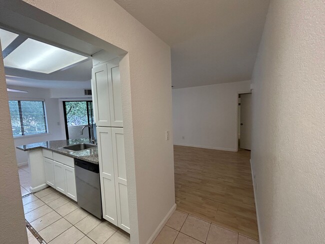 Building Photo - Gorgeous move-in-ready, 2 bedroom/2 bathro...