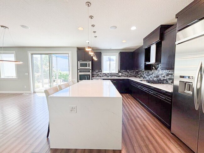 Foto del edificio - Luxury 5-Bedroom Rental with Pool, Finishe...