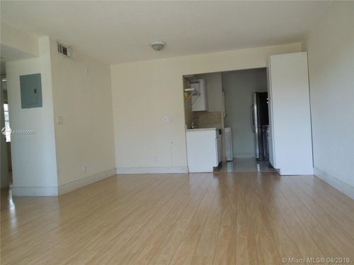 Building Photo - 10106 Twin Lakes Dr