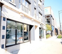 Building Photo - 946 W Montrose Ave