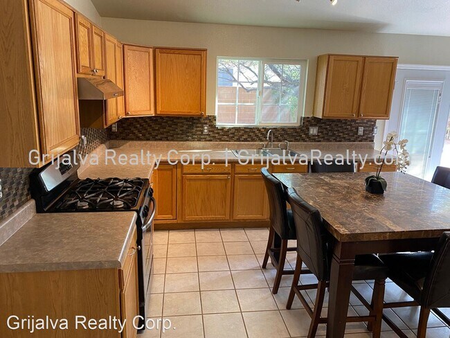 Foto del edificio - 4 br, 2 bath House - 3529 W. Camino de Talia