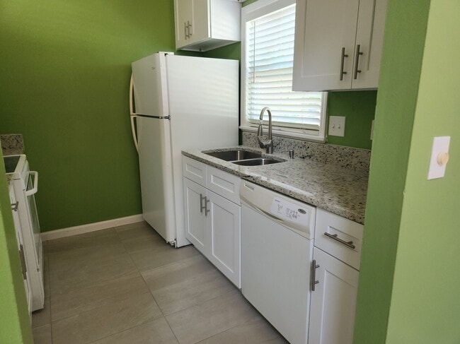 kitchen area - 1580 39th Ave