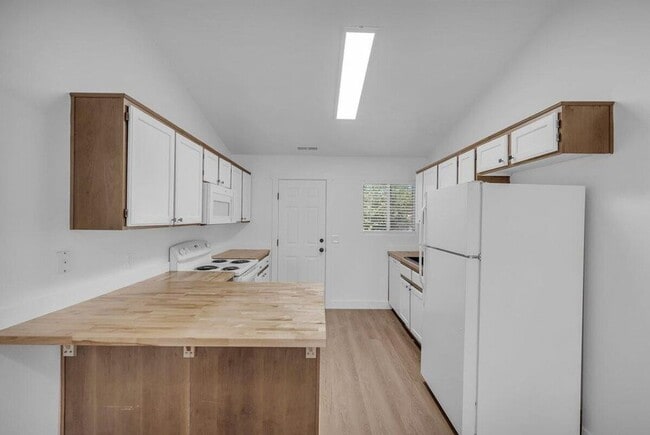 Building Photo - Remodeled La Venita Condo!