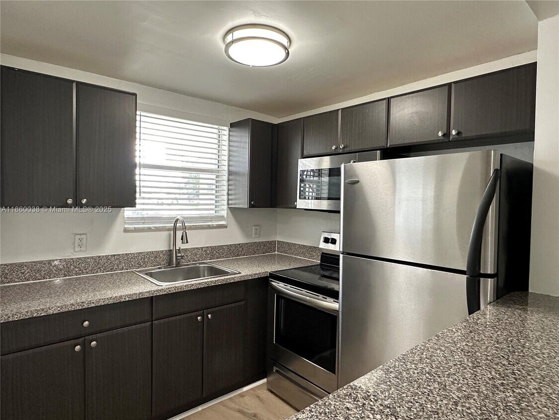 Foto principal - 5661 SW 36th Ct