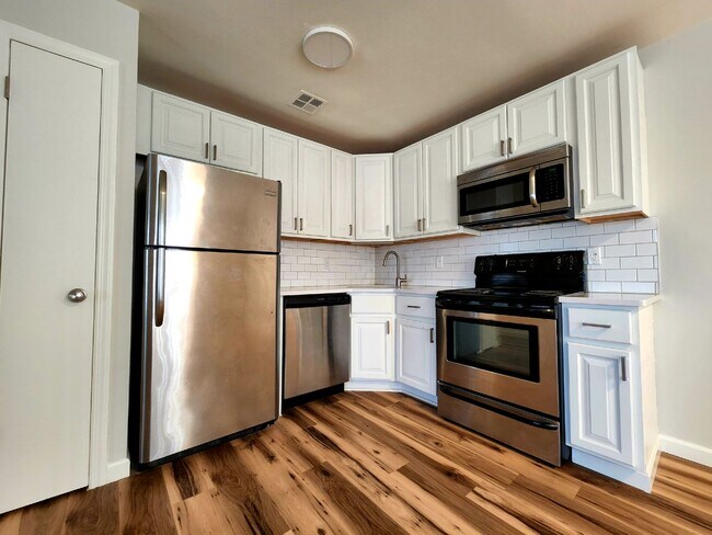 Building Photo - Perfect for the family! Conveniently Located