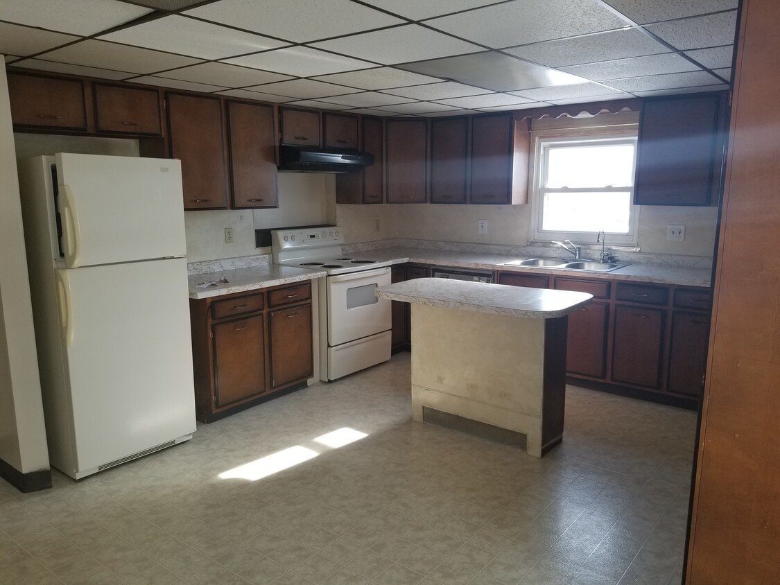 Large Kitchen - 4611 Division Hwy