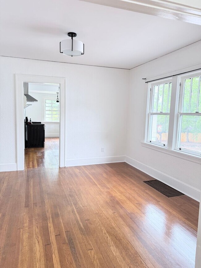 Foto del edificio - West Asheville Bungalow. 2 bedrooms, 1 bathroom. Great location!