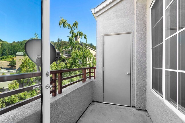 Building Photo - Top-Floor Condo