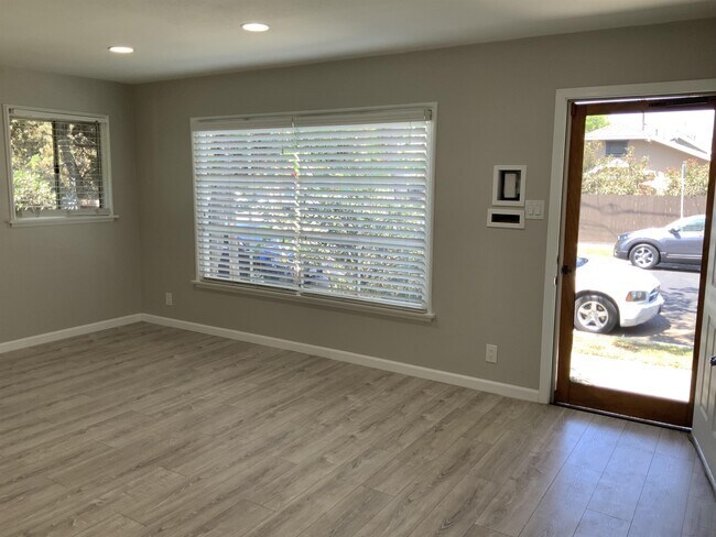 Building Photo - 2312 E 6th St