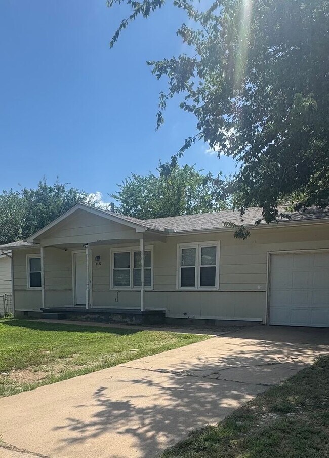 Building Photo - NEWLY RENOVATED 3 BEDROOM HOME